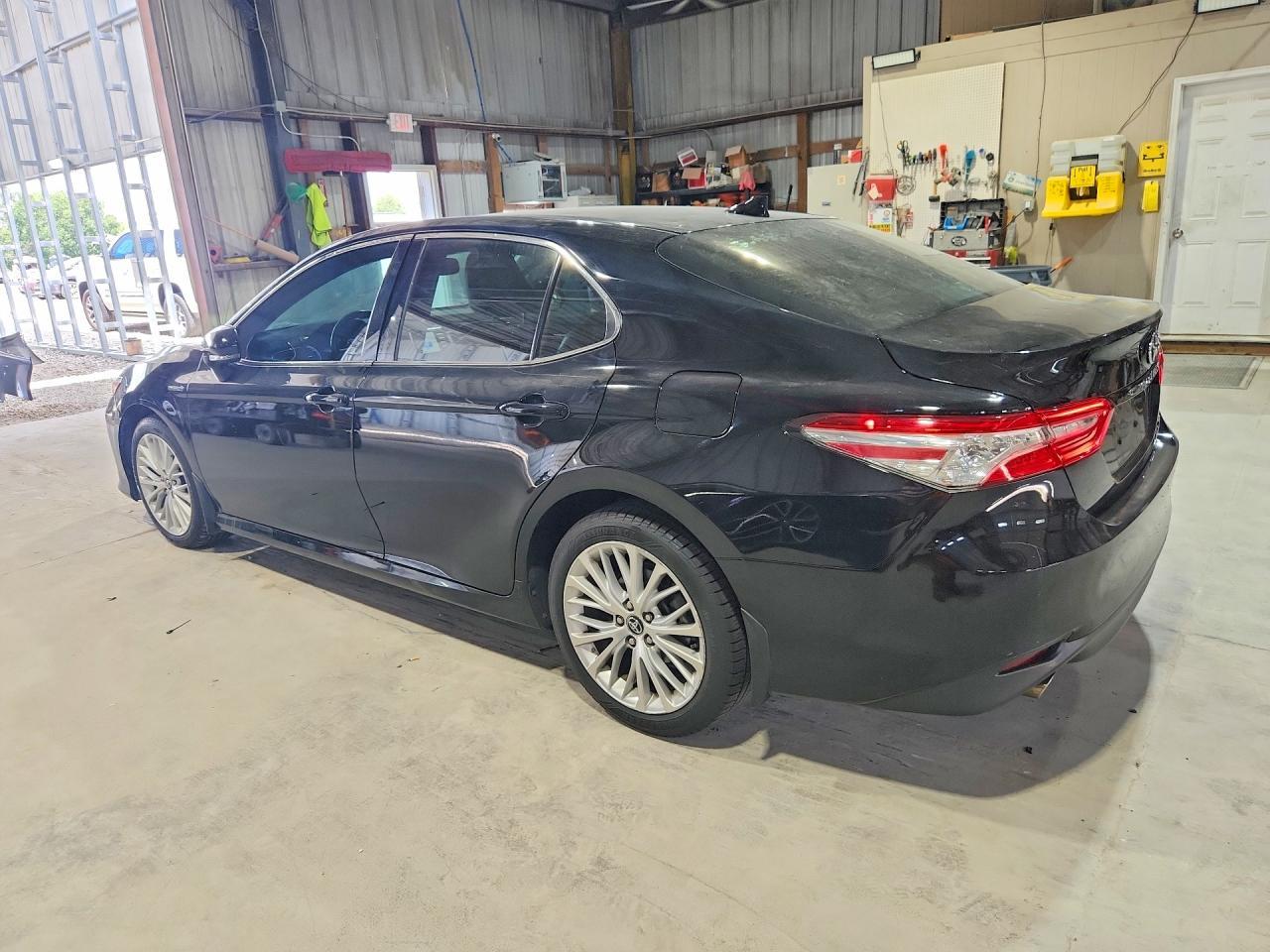 2020 Toyota Camry Hybrid Xle - Image 2