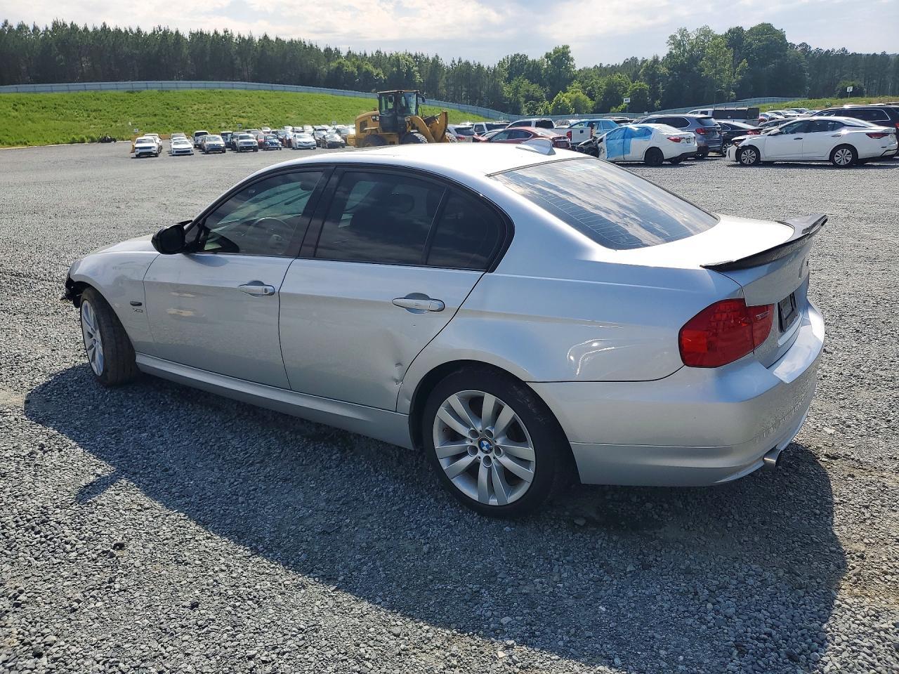 2010 BMW 335 Xi - Image 2