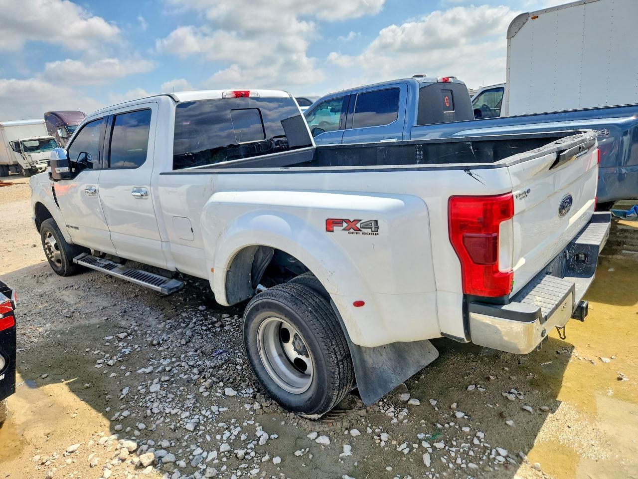 2019 Ford F350 Super Duty - Фото 2