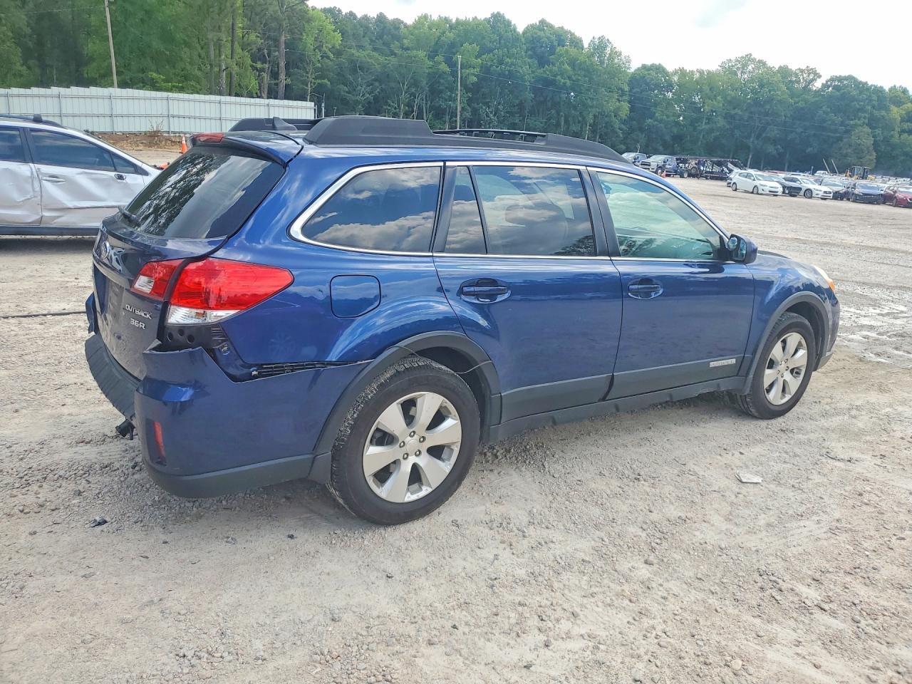 2011 Subaru Outback 3.6R Limited - Image 3