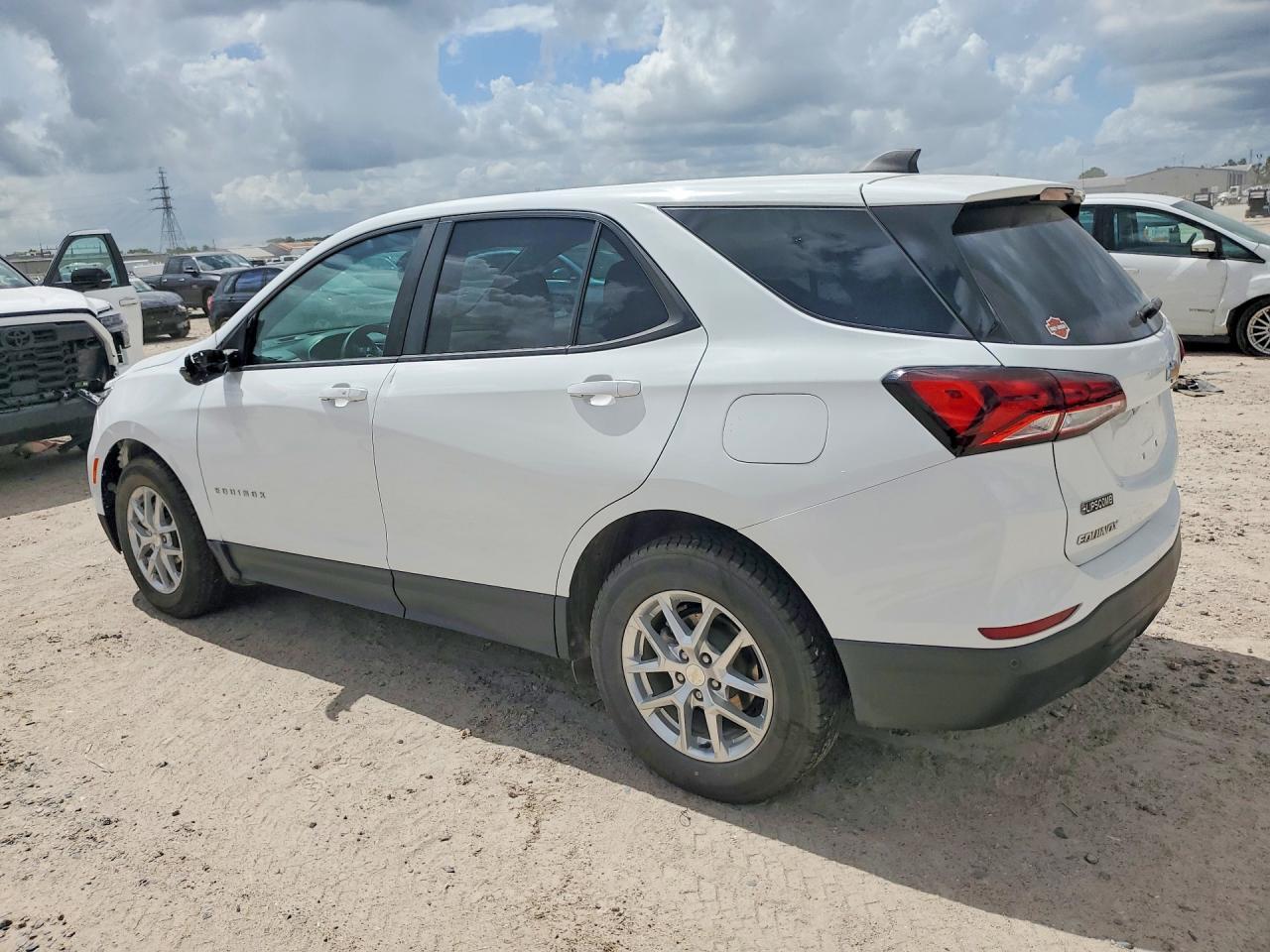 2022 Chevrolet Equinox Ls - Фото 2