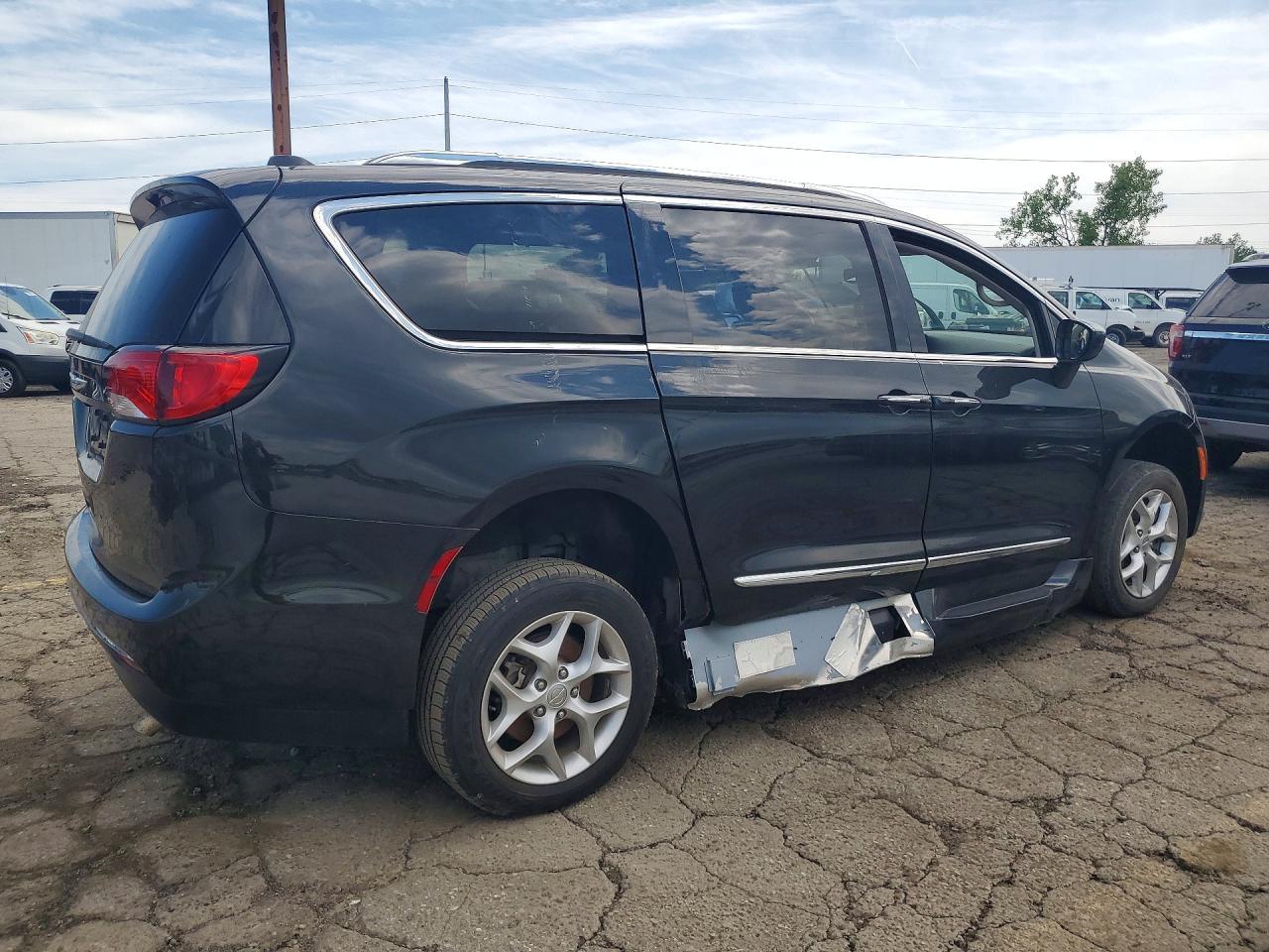 2018 Chrysler Pacifica Touring L - Image 3