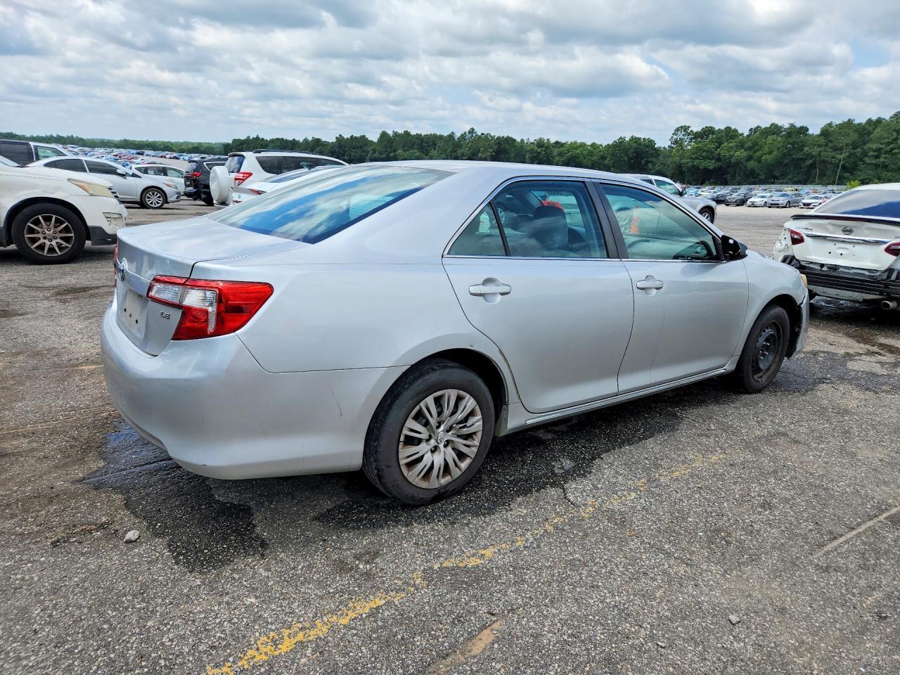 2014 Toyota Camry Le - Image 3