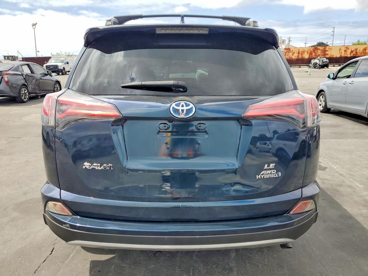 2018 Toyota Rav4 Hybrid Le - Image 6