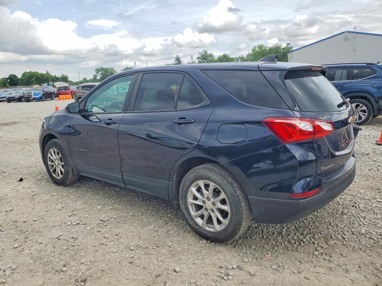 2021 Chevrolet Equinox Ls - Фото 2