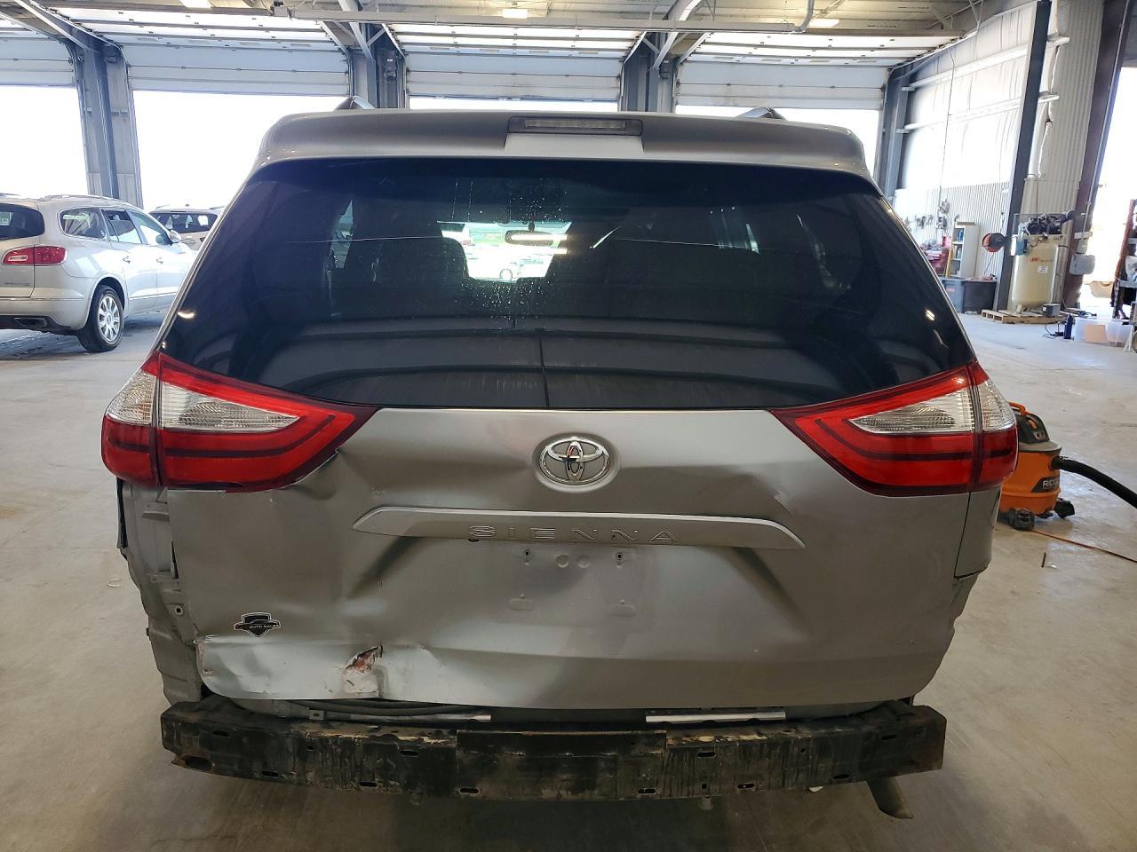 2015 Toyota Sienna Le - Image 6