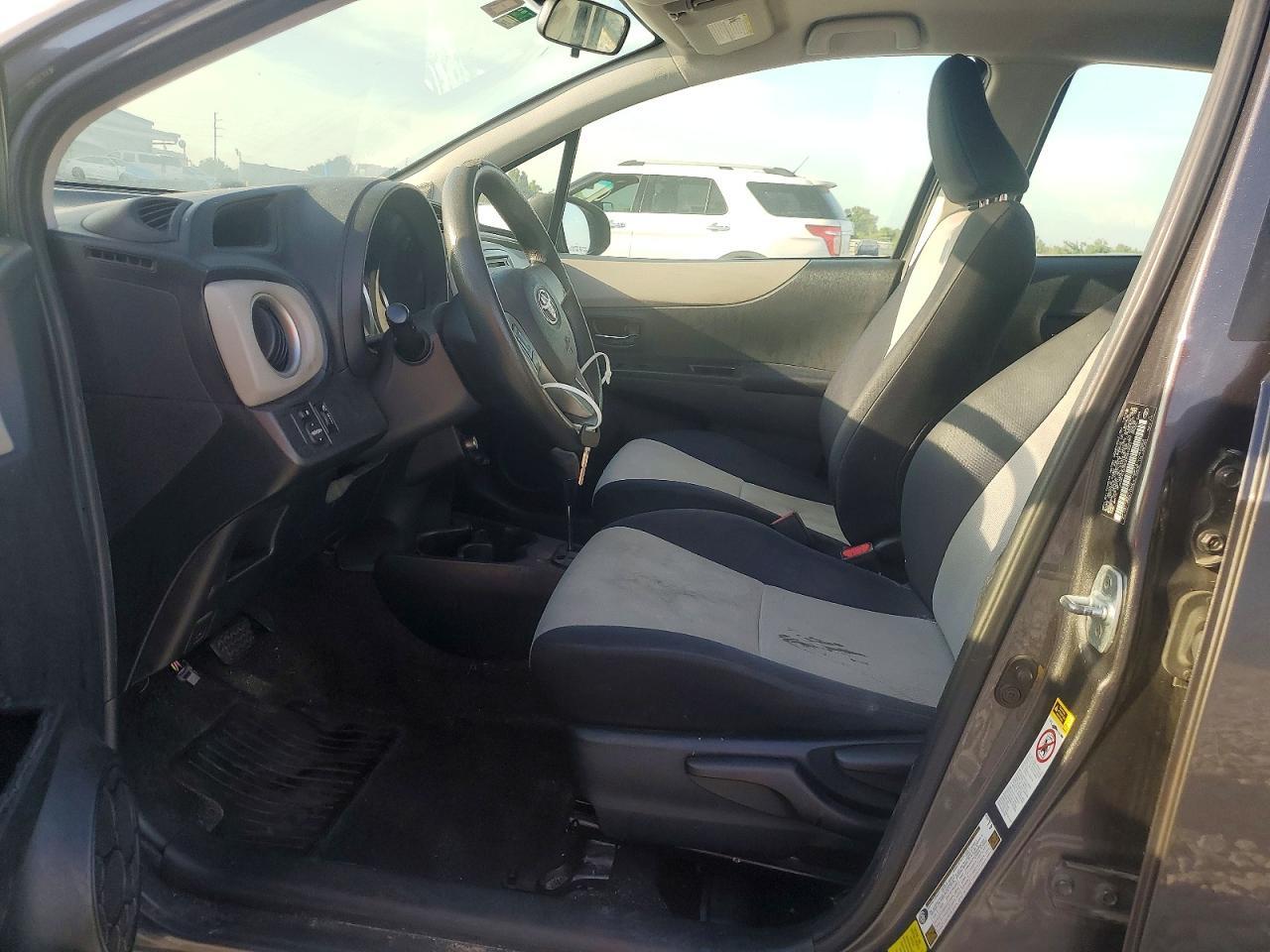 2013 Toyota Yaris 5-Door Le - Фото 7