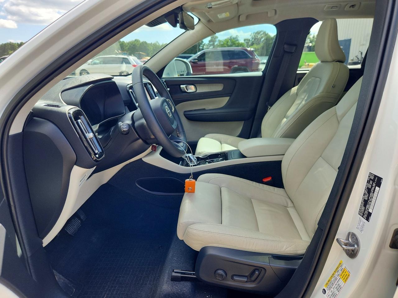 2023 Volvo Xc40 B5 Plus Bright Theme - Image 7