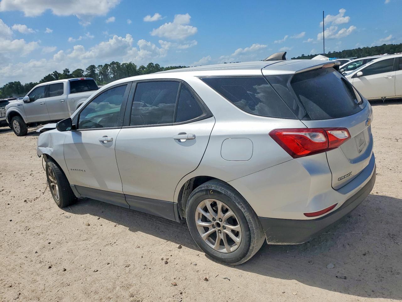 2020 Chevrolet Equinox Ls - Фото 2