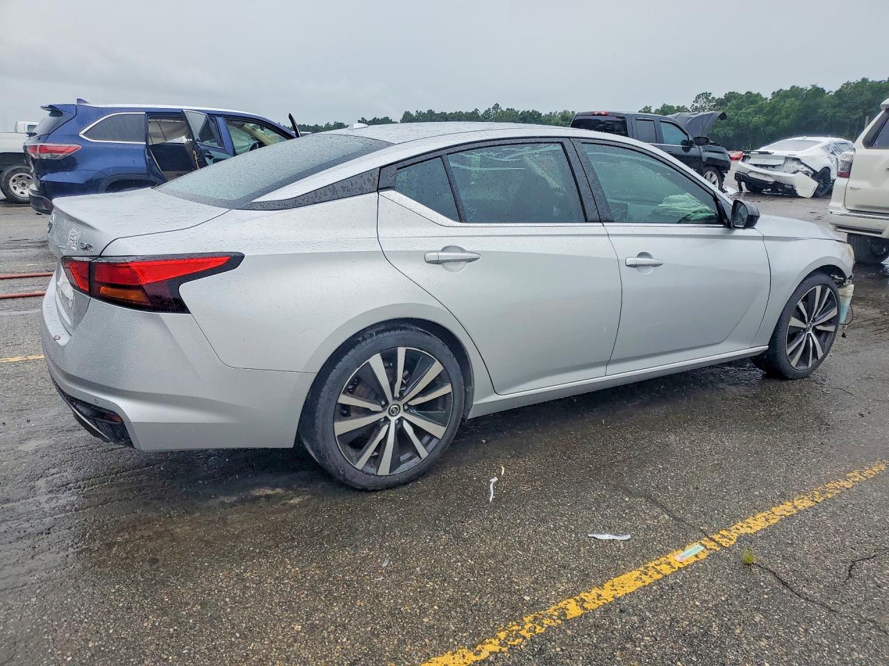2020 Nissan Altima Sr - Фото 3