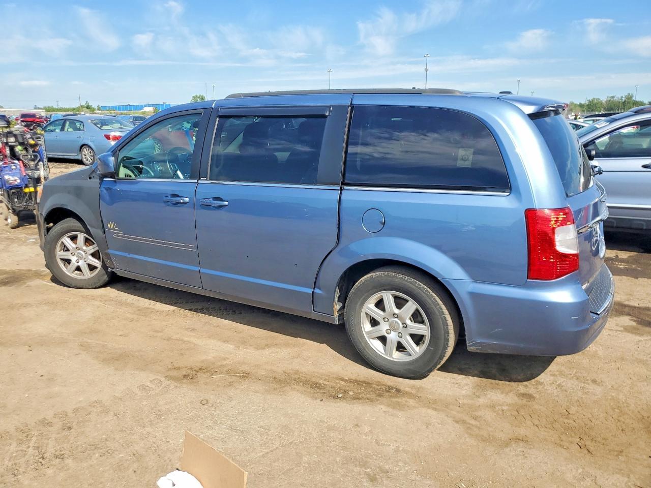 2012 Chrysler Town & Country Touring - Фото 2