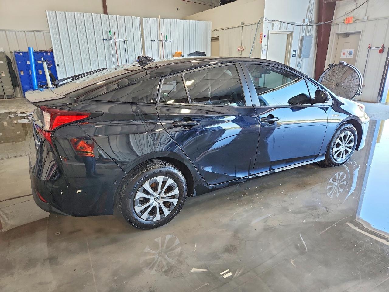 2022 Toyota Prius Xle Awd-E - Image 3