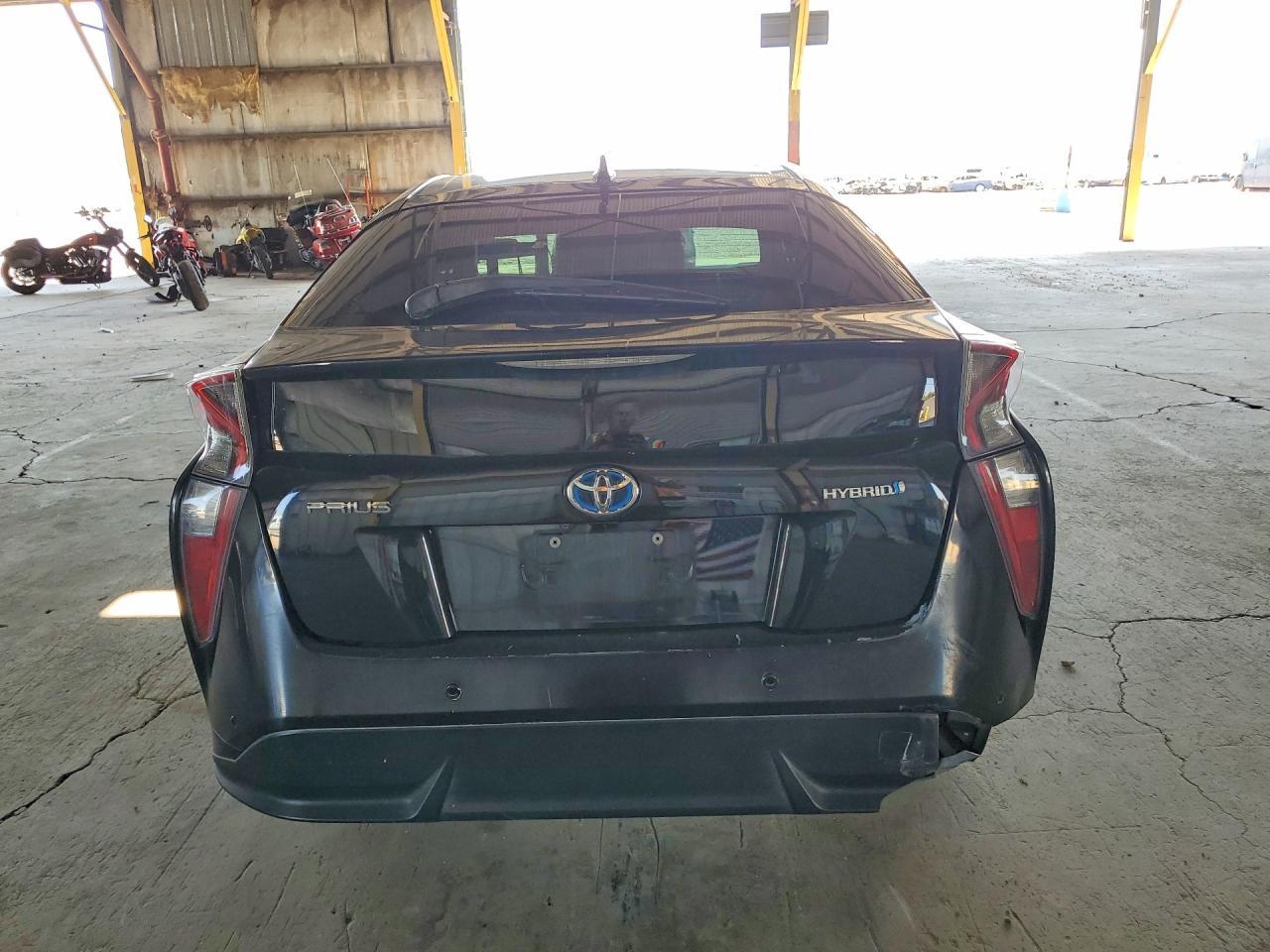 2017 Toyota Prius Three Touring - Image 6