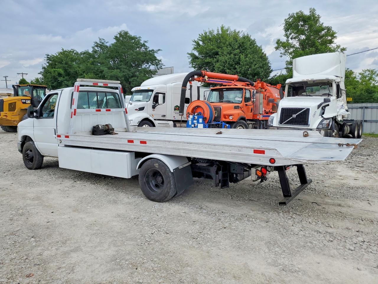 2017 Ford Econoline E450 Super Duty Cutaway Van - Фото 2