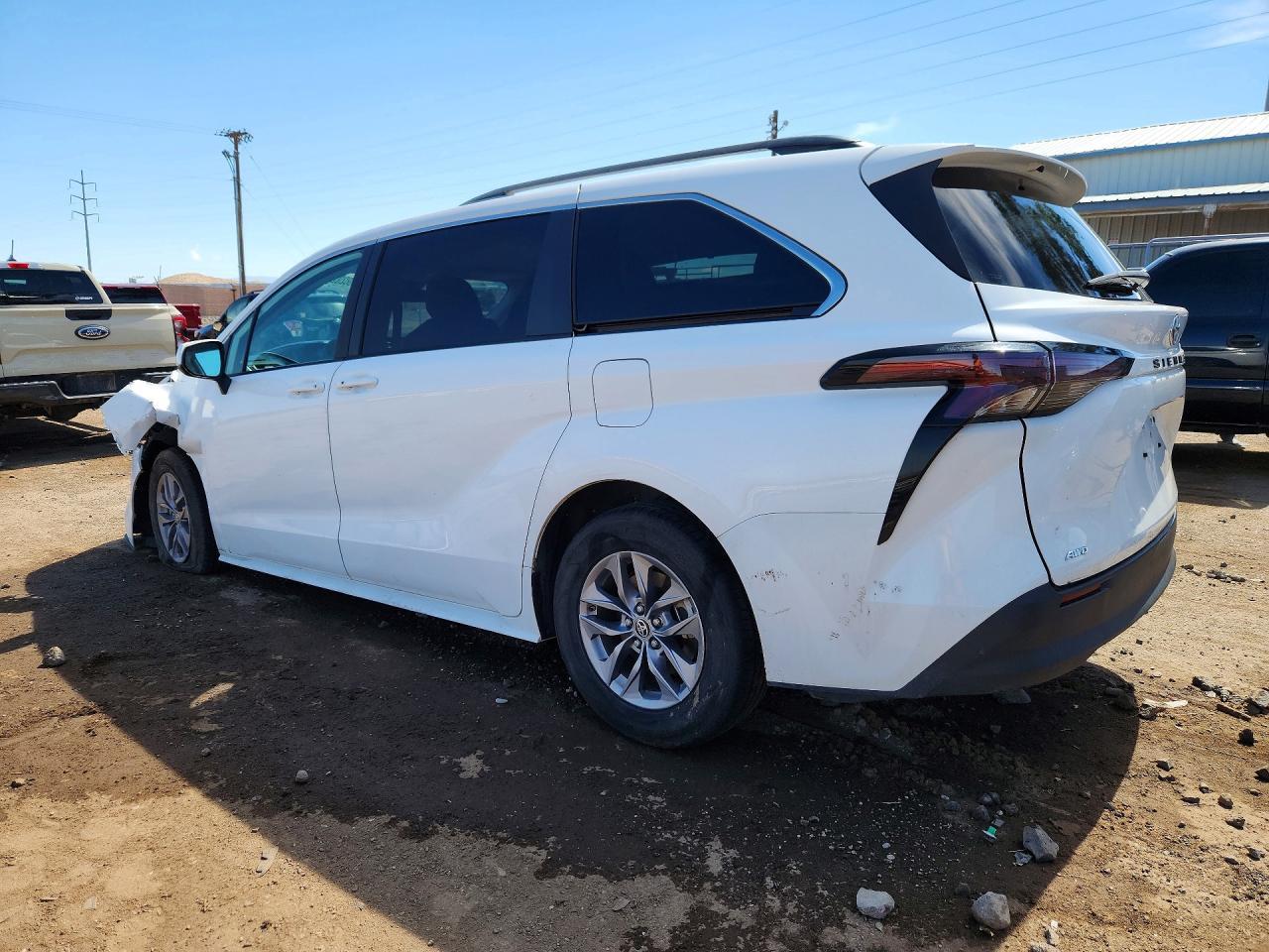 2023 Toyota Sienna Le - Image 2