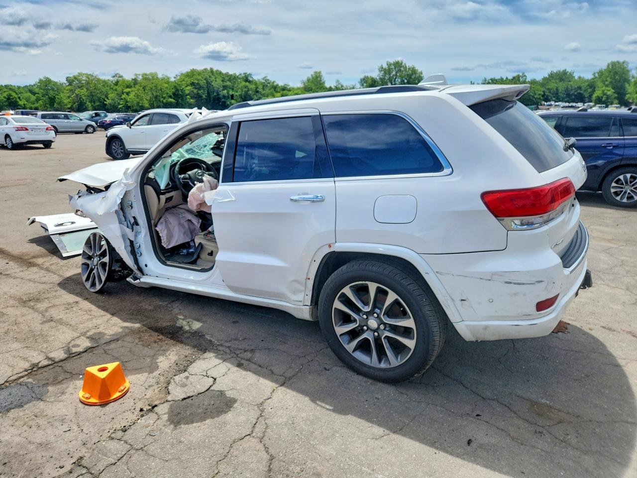 2018 Jeep Grand Cherokee Overland - Image 2
