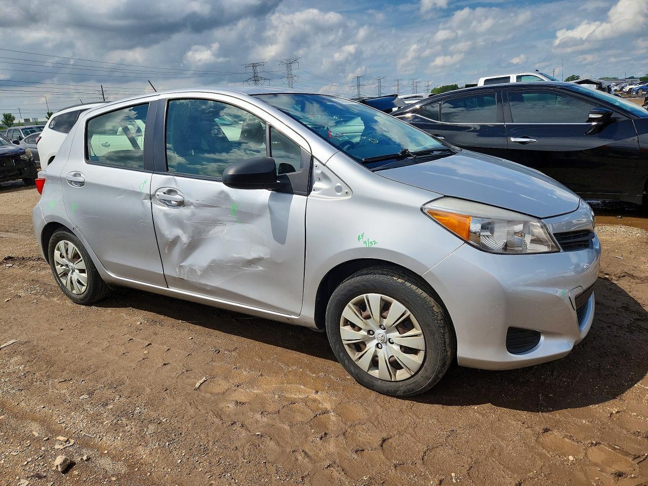 2012 Toyota Yaris 5-Door Le - Image 4