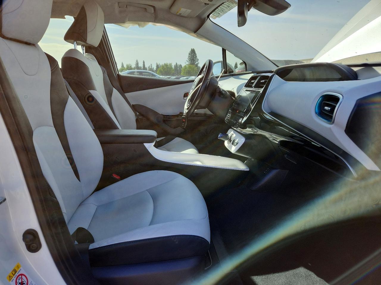 2017 Toyota Prius Four - Image 7
