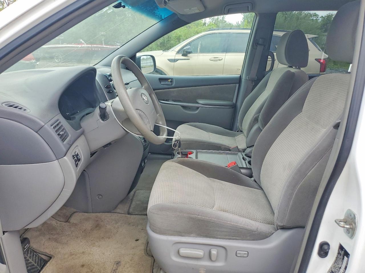 2010 Toyota Sienna Le 8-Passenger - Image 7