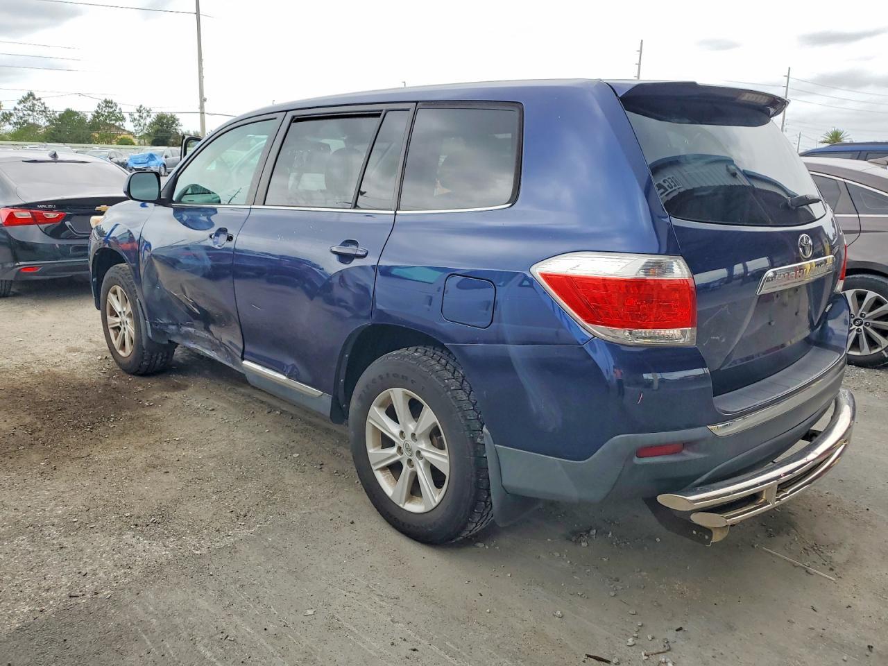 2013 Toyota Highlander Base - Image 2