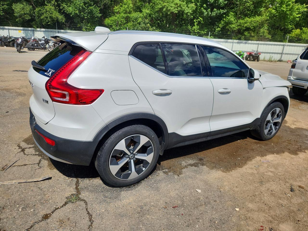2023 Volvo Xc40 B5 Plus Bright Theme - Image 3