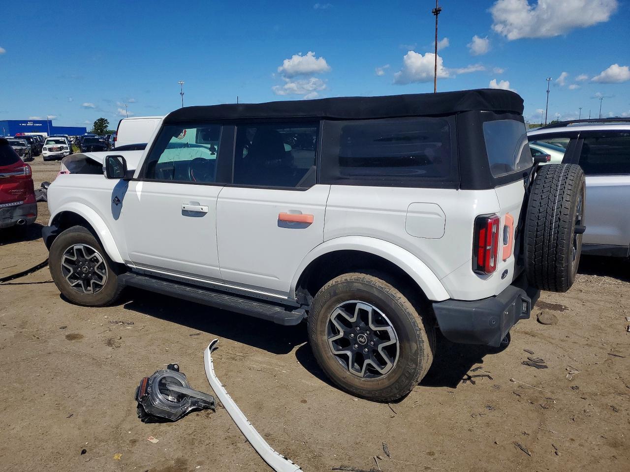 2022 Ford Bronco Base - Image 2