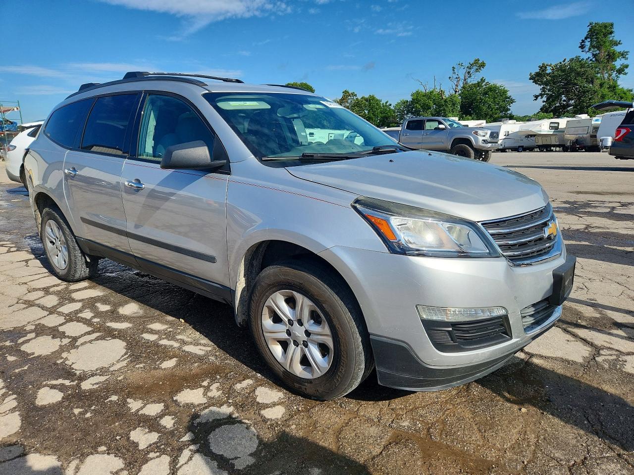 2017 Chevrolet Traverse Ls - Фото 4