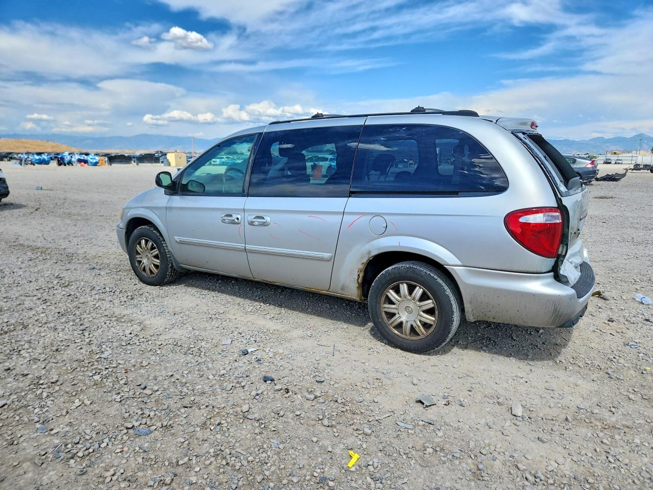 2005 Chrysler Town & Country Touring - Image 2