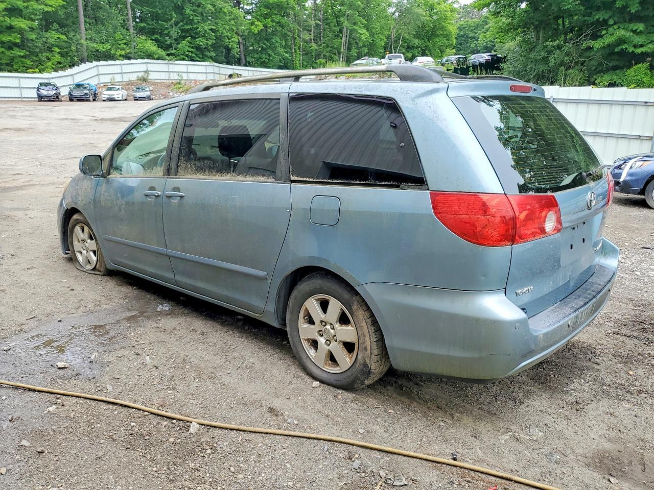 2009 Toyota Sienna - Фото 2