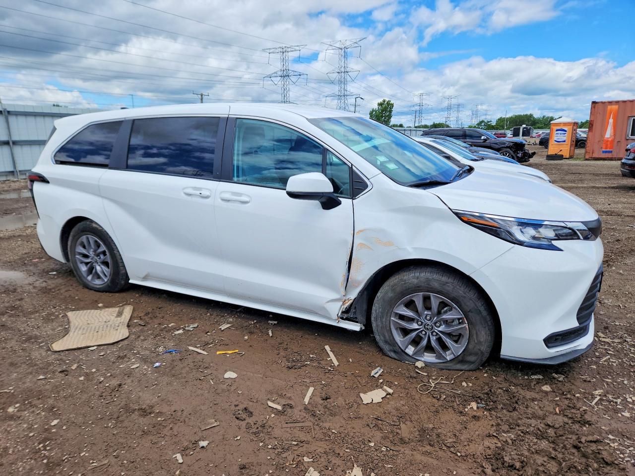 2023 Toyota Sienna - Image 4