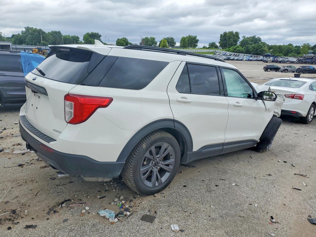 2023 Ford Explorer Xlt - Image 3