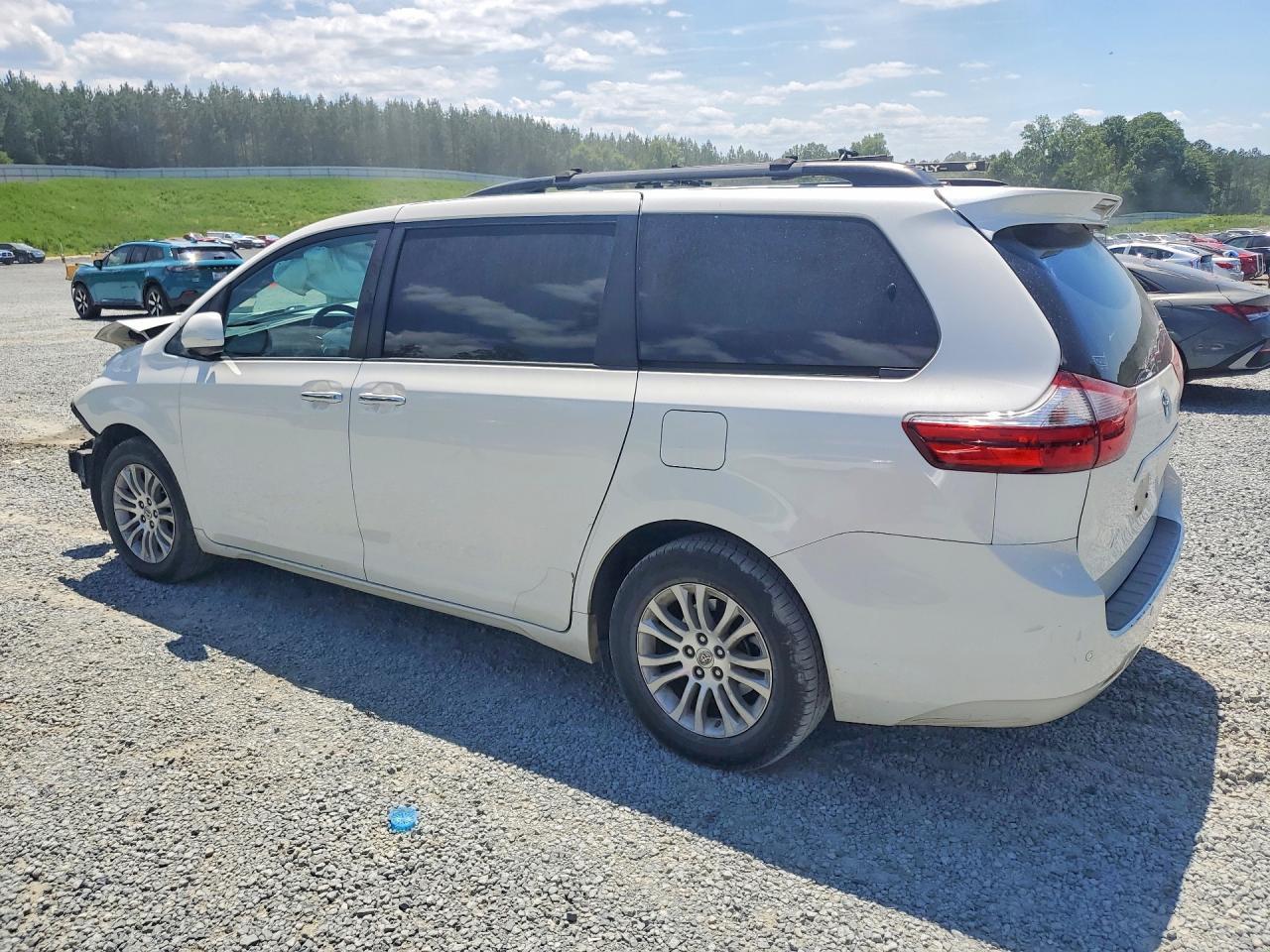 2017 Toyota Sienna Xle Premium 8-Passenger - Фото 2