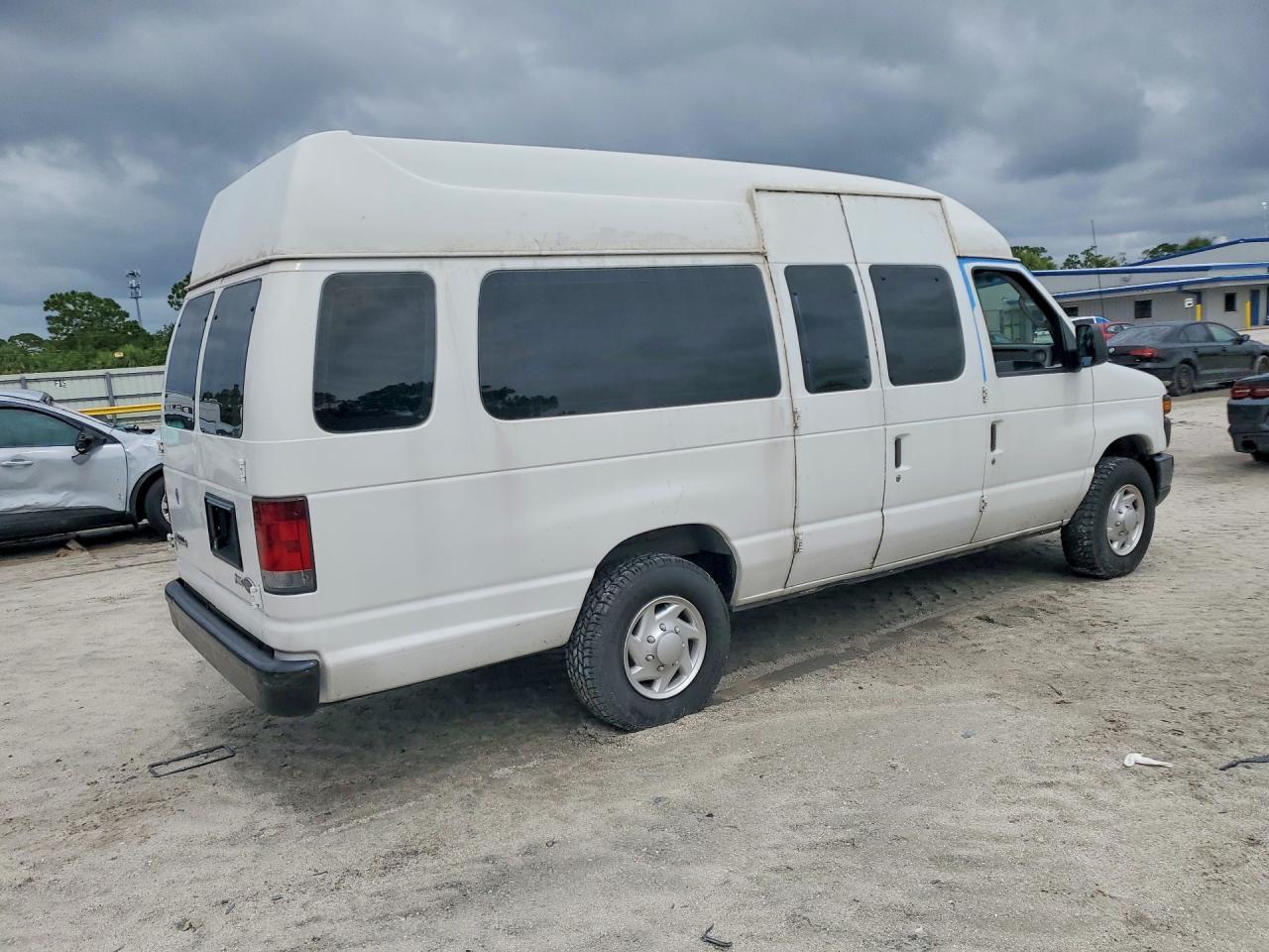 2009 Ford Econoline E250 Van - Фото 3