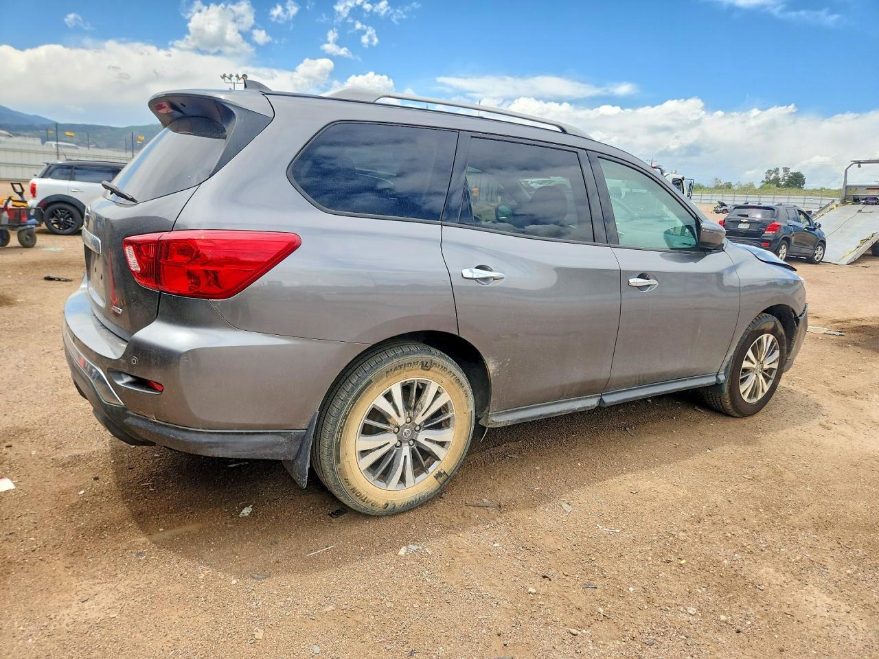 2019 Nissan Pathfinder S - Image 3
