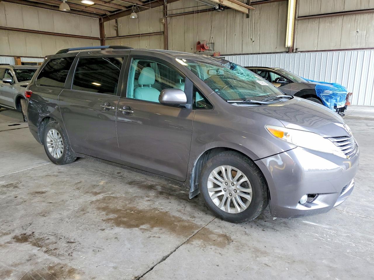2017 Toyota Sienna Xle 8-Passenger - Фото 4