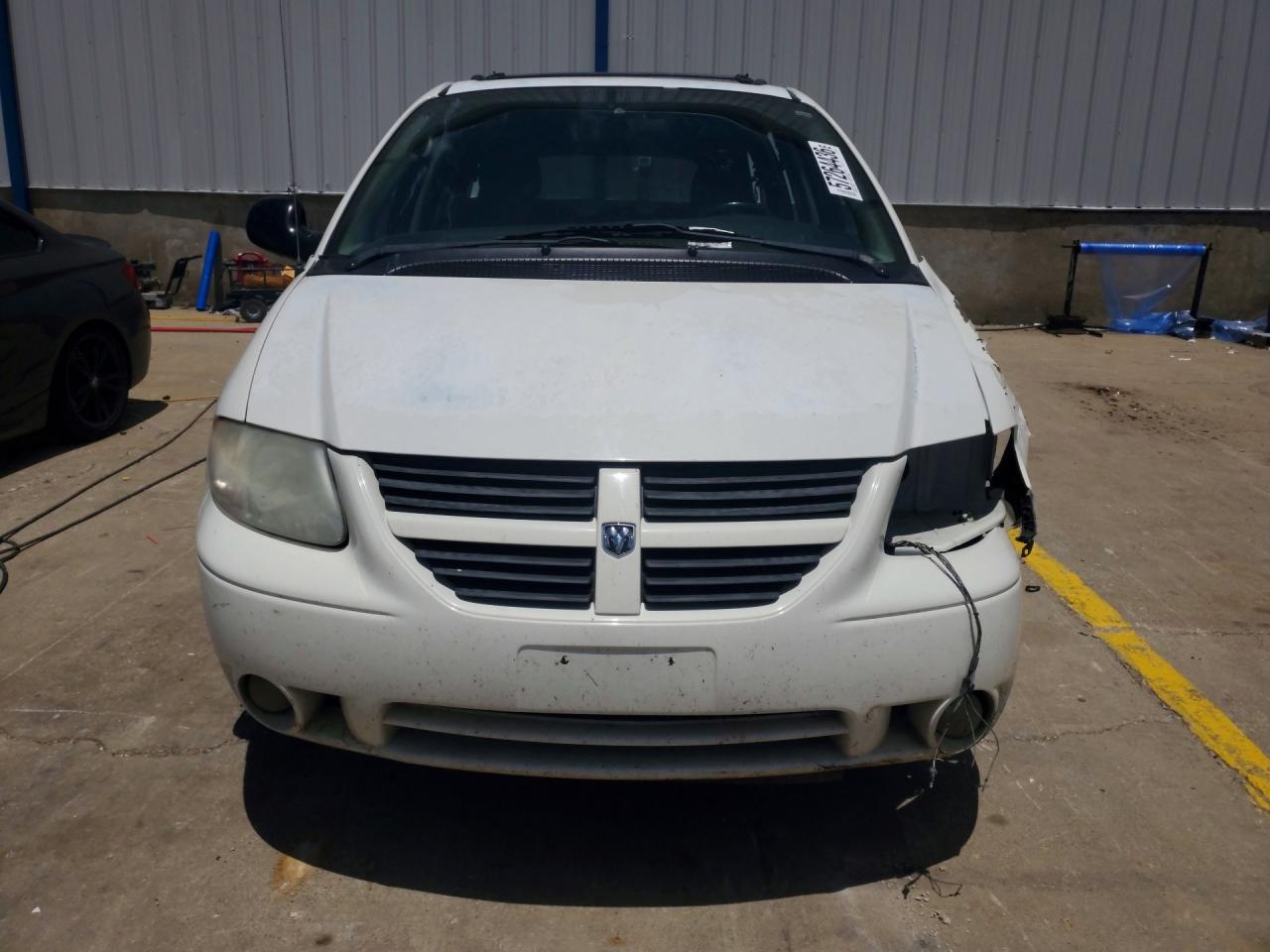 2005 Dodge Grand Caravan Sxt - Image 5
