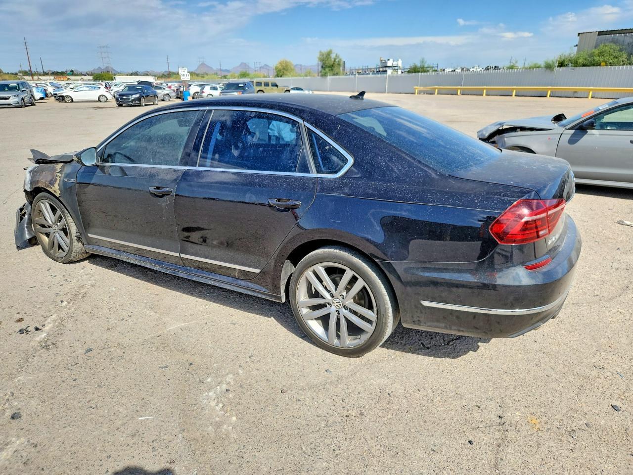 2017 Volkswagen Passat R-Line - Фото 2