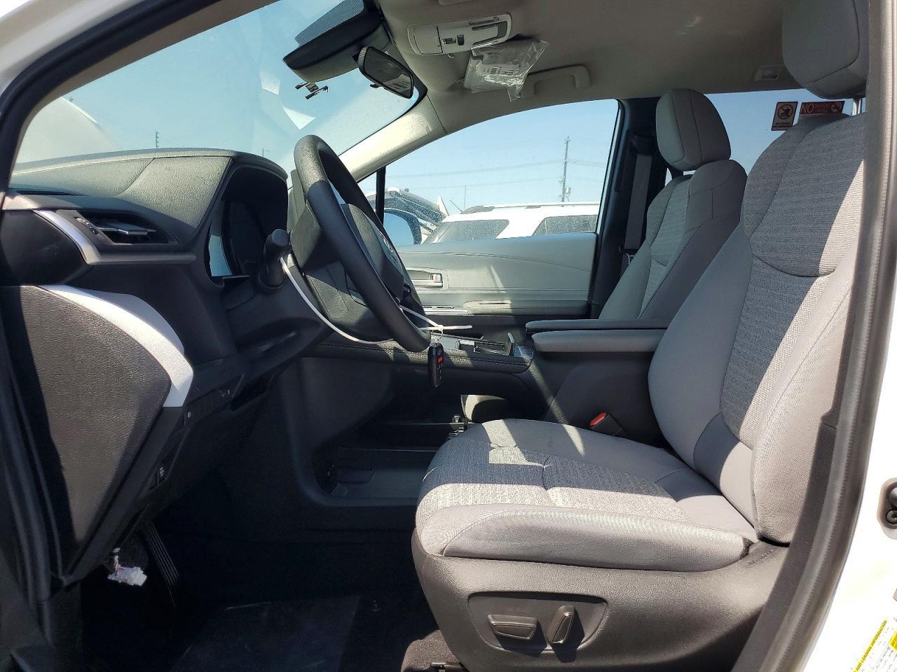 2025 Toyota Sienna Le - Фото 7
