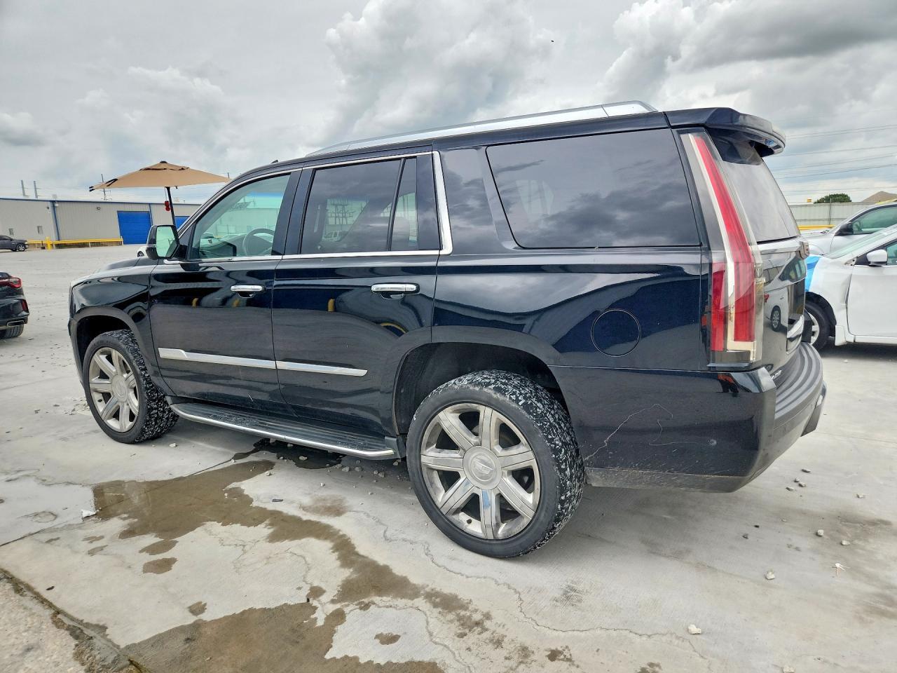 2017 Cadillac Escalade Luxury - Image 2