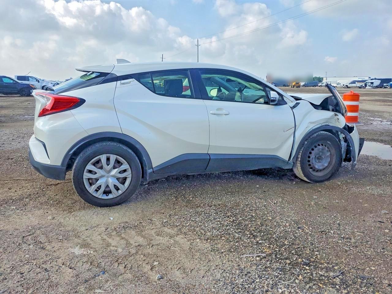 2021 Toyota C-Hr Le - Image 3