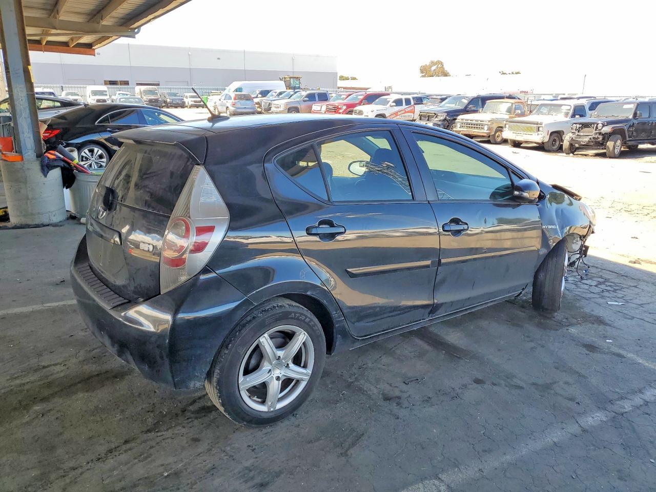 2014 Toyota Prius C Four - Фото 3