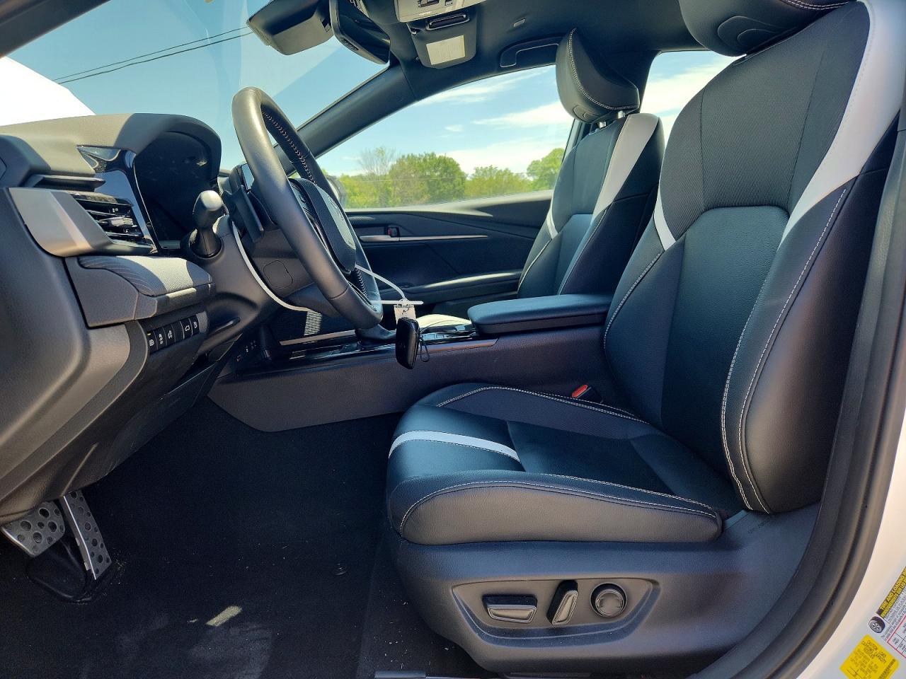 2025 Toyota Camry Se - Image 6