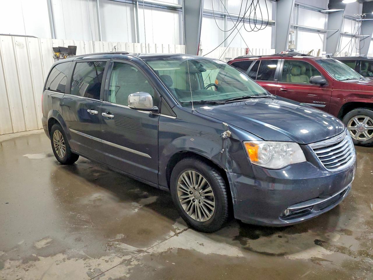 2014 Chrysler Town & Country Touring L - Image 4