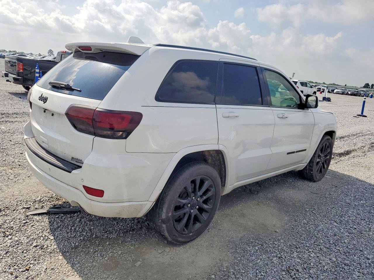 2018 Jeep Grand Cherokee Lared - Image 3