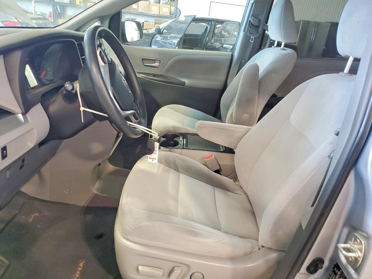 2015 Toyota Sienna Le - Image 7