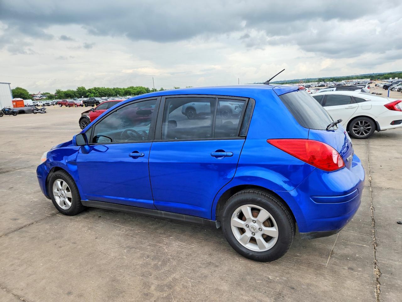 2012 Nissan Versa 1.8 S - Image 2