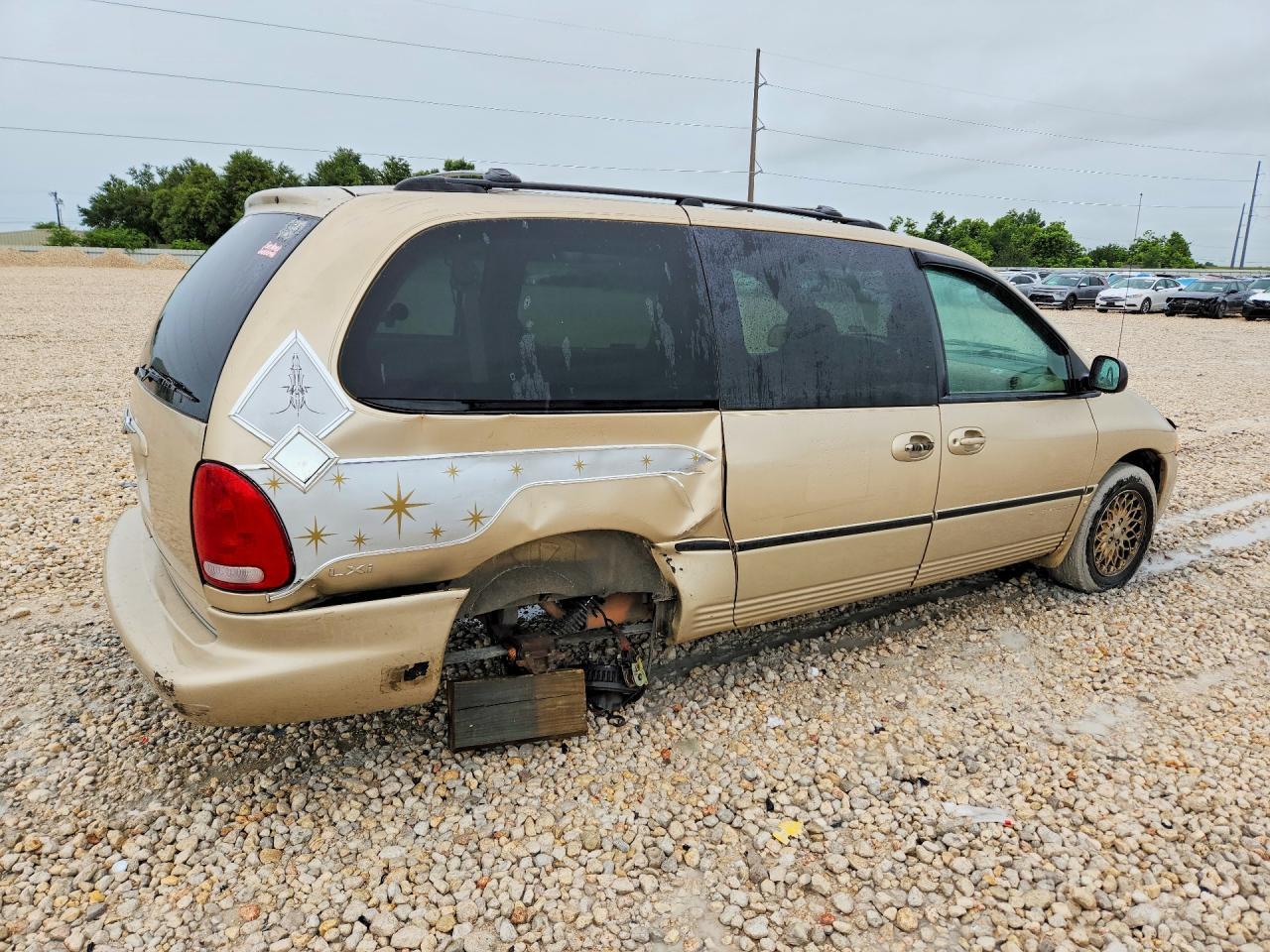 1998 Chrysler Town And Country - Image 3