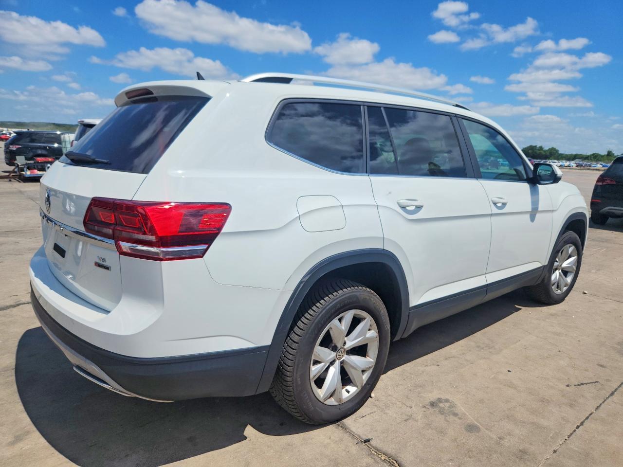 2022 Volkswagen Atlas Cross Sport Sel R-Line - Image 3