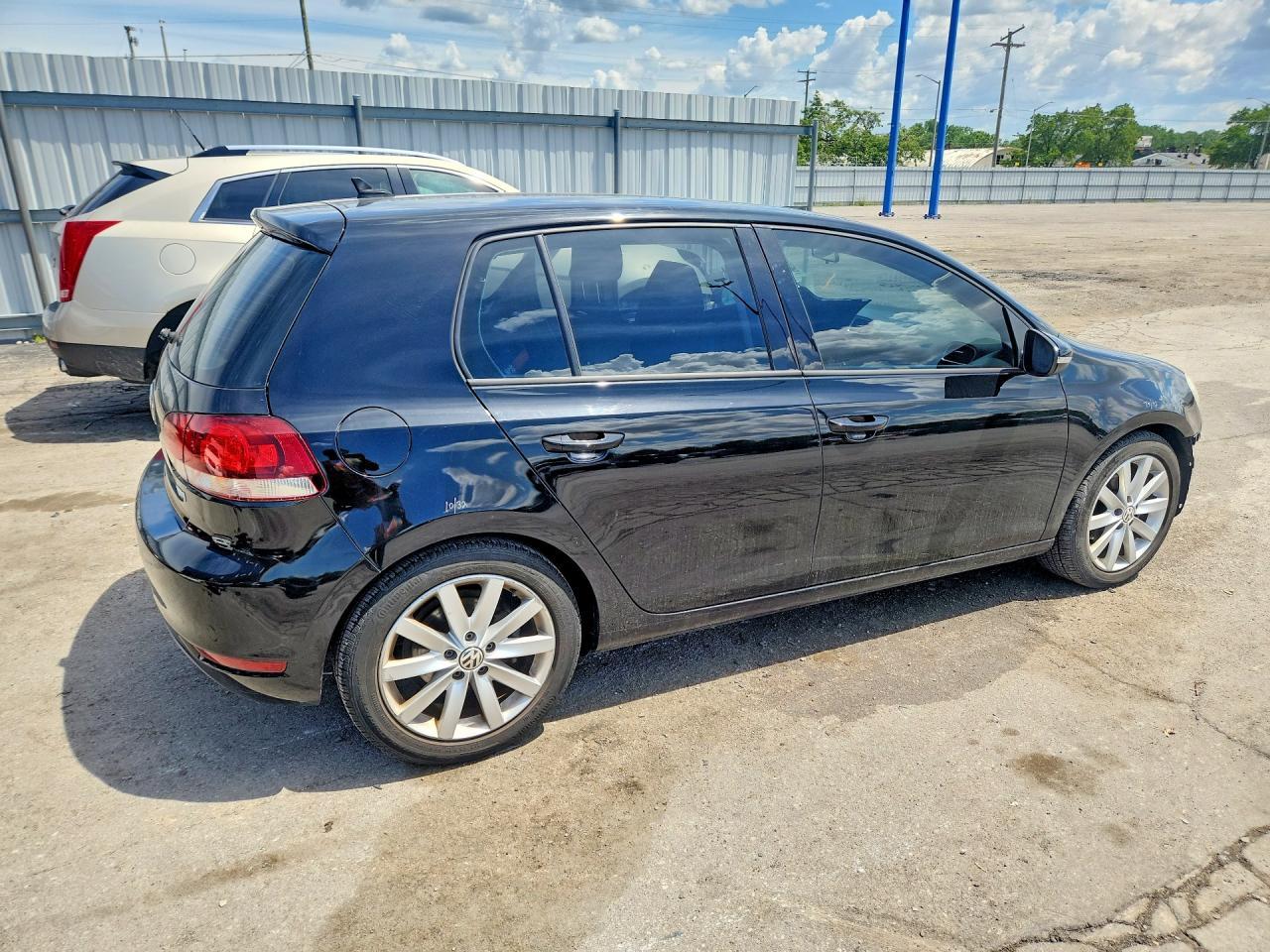 2011 Volkswagen Golf - Image 3