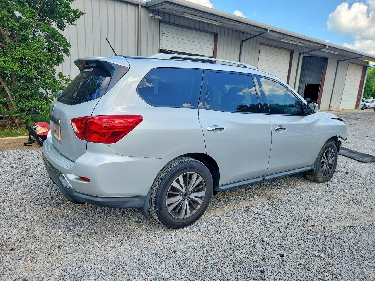 2017 Nissan Pathfinder S - Фото 3